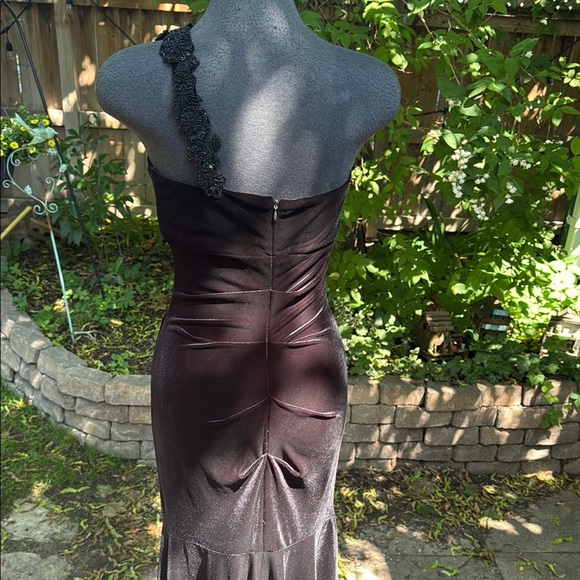 Elegant Black Velvet and Beaded One-Shoulder Evening Gown. Worn Once. Size 6 - Picture 7 of 10